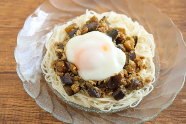 そうめんに⑥をかけ、お好みで温泉卵をのせる。
