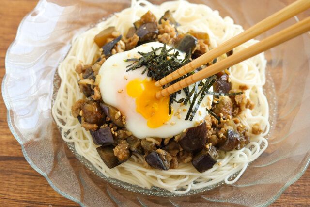 お箸で温泉卵を崩す。