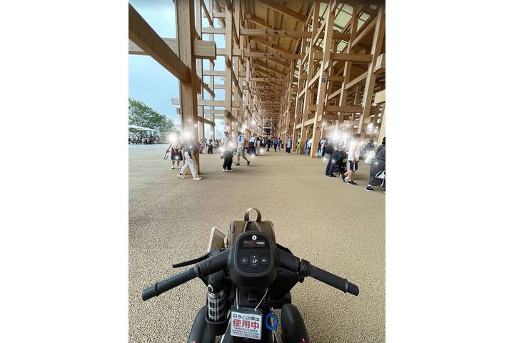 障害物センサー付きで人が多い大屋根リング下も、不安なく走行できました。土日祝や夏休みは混雑が予想されますので、くれぐれも安全走行を！