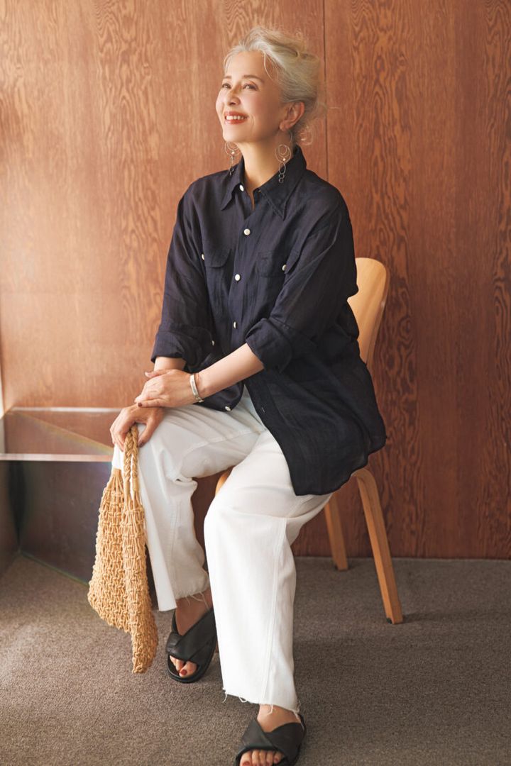 シャツ¥73,700、パンツ¥57,200／ともにマディソンブルー、バッグ¥5,990／ギャップ、ピアス¥23,100／シーミー、ブレスレット¥72,600／セルジュ・トラヴァル（ともにアッシュ・ペー・フランス）、サンダル¥30,000／バナナ・リパブリック