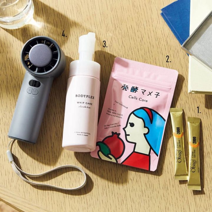 1.体臭の原因となる過酸化脂質の増加を抑制するビタミンC。「ハリの効果もあり、一石二鳥」。オバジC インナーリポショット 62本入り 8370円（ロート製薬） 2.腸活抜きにしてニオイ軽減は不可能。「疲れた時におやつ感覚で栄養補給します」。発酵マメ子 セルズケア 60カプセル 6980円（フローラプラス） 3.「低刺激で敏感肌の私でも使え、気持ちよく朝をスタート」。ボディプレックス ホイップケアEX 150mL 1650円（KIYORA） 4.「皮膚に触れた部分を冷やしてくれる優れもの。40歳を過ぎてからは一年中持ち歩いています」。DeliToo冷却プレート付き携帯扇風機 5549円（編集部調べ・編集部私物）