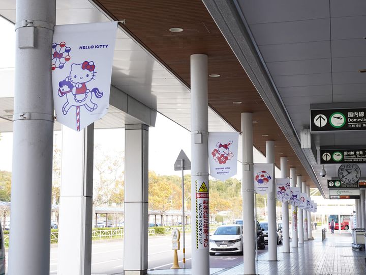 国内線ビル玄関フラッグ