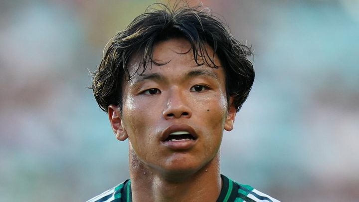 27歳日本代表MF、海外強豪でスーパーゴール！「信じられないシュート」と現地脱帽