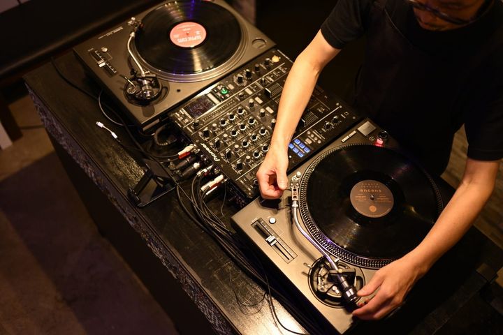 なんと日本橋にあるコンビニでは「コンビニ店員にDJを教えてもらえる」らしい……!?