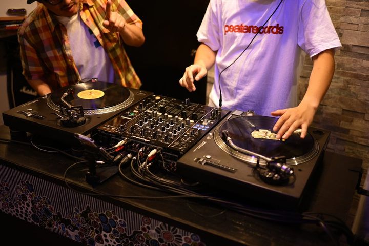 レコードDJでは「基礎の基礎」とも言えるこの動きを、先生の指導のもと何度も練習できるのもポイント
