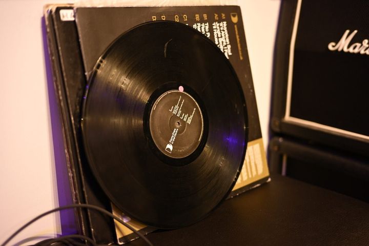 コンビニでご飯もレコードも買って帰れるので一石三鳥