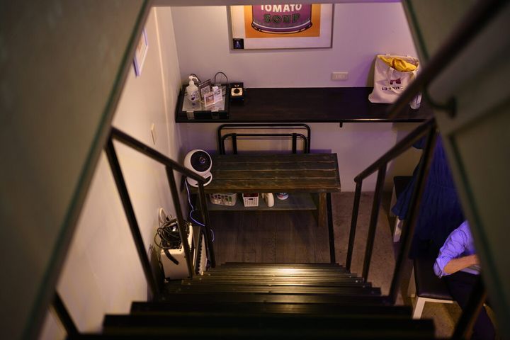 コンビニの奥には、地下に続く怪しい階段。少し急な階段を降りていくと……