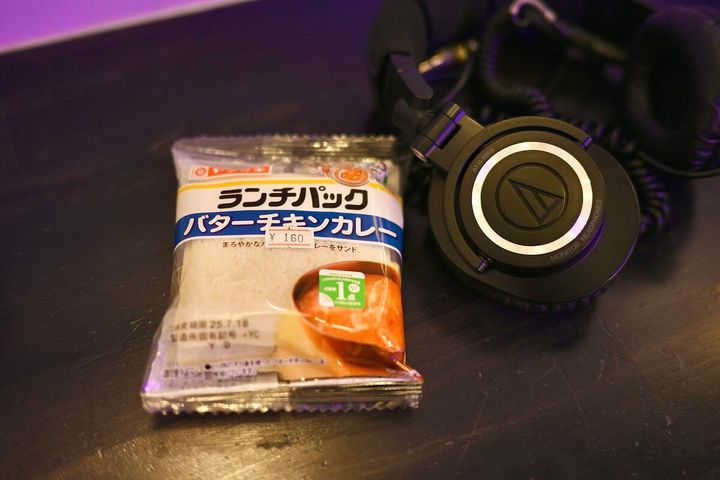 腹ごしらえはコンビニの食料で可能なのも、レコードコンビニのDJ教室ならでは