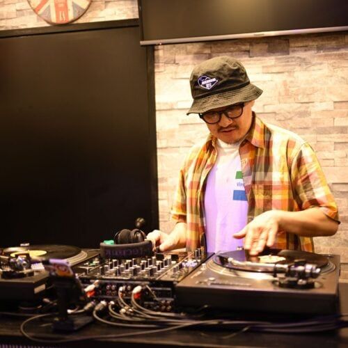 コンビニなのにDJ教室…しかも“生徒”殺到!？ たった1000円でレコードDJデビューできる“レコードコンビニ”が熱い