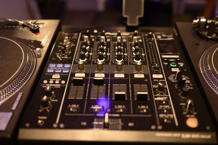 DJ機材の前に立つでもテンションが上がる……！
