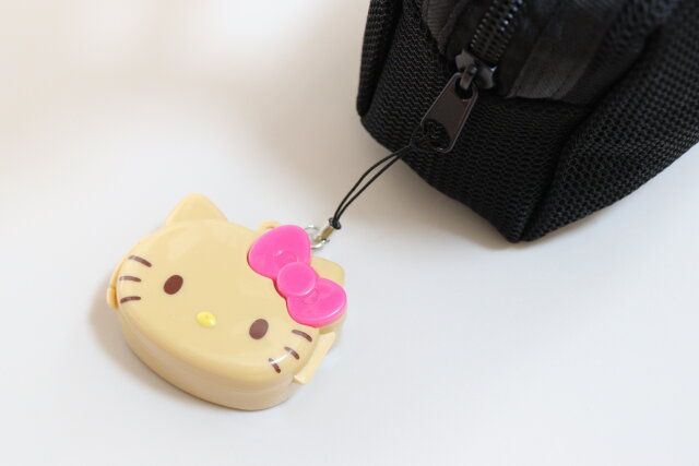 ダイソーの日焼けキティのストラップ付き小物ケースをポーチに付ける