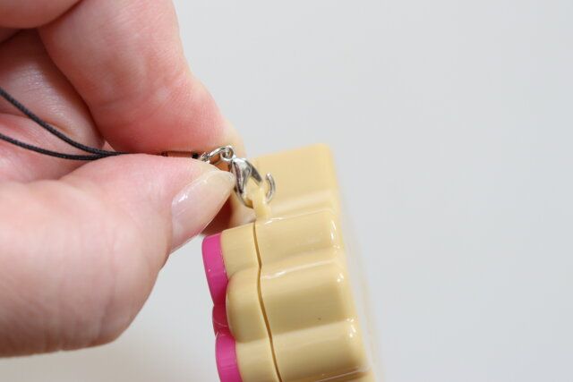 ダイソーの日焼けキティのストラップ付き小物ケース