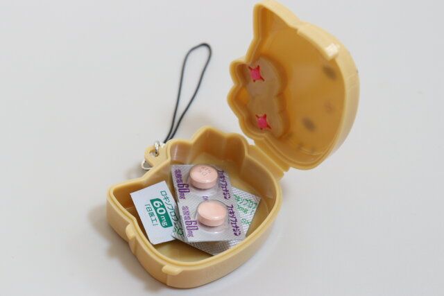 ダイソーの薬が入るストラップ付き小物ケース