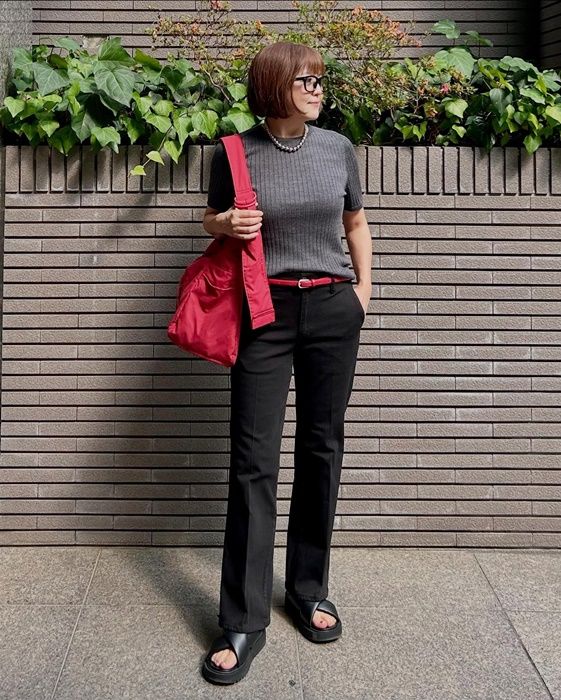 UNIQLOのブラックの「スリムフレアトラウザージーンズ」