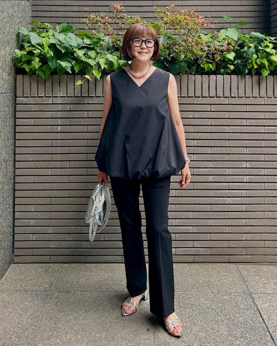 UNIQLOのブラックの「スリムフレアトラウザージーンズ」