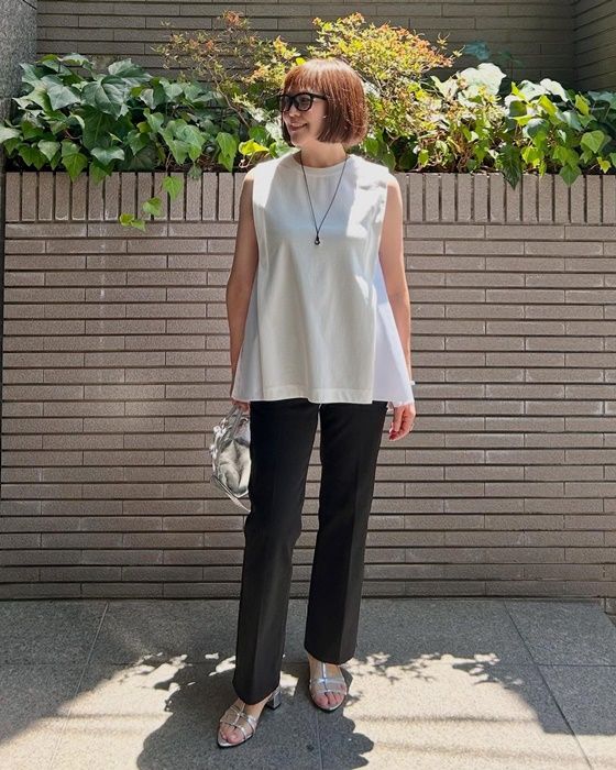 UNIQLOのブラックの「スリムフレアトラウザージーンズ」