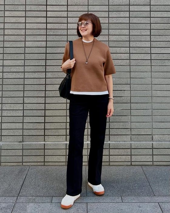 UNIQLOのブラックの「スリムフレアトラウザージーンズ」