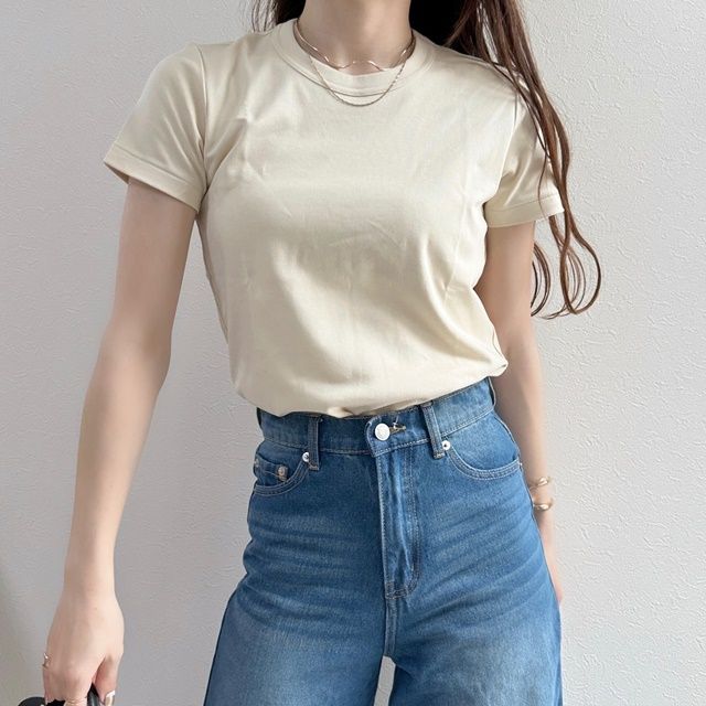 Uniqlo Uのナチュラルの「クルーネックT」