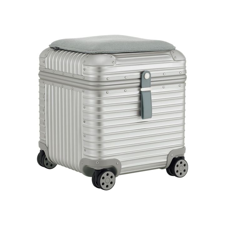 「アルミニウムスツール」（シルバー＆アイスブルー） ￥423,500／RIMOWA（リモワジャパン）