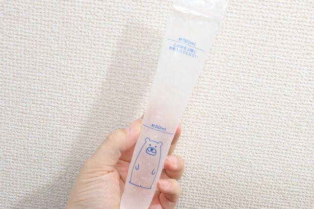 ダイソーの細め水筒用氷棒を凍らせた様子