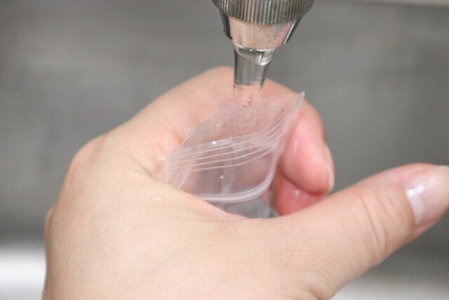 ダイソーの細め水筒用氷棒に水を入れる