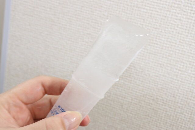 ダイソーの細め水筒用氷棒の袋から氷を取り出す様子