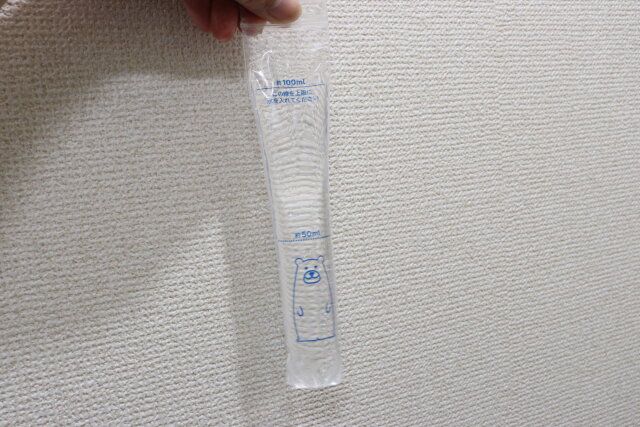 ダイソーの細め水筒用氷棒に水を入れた様子