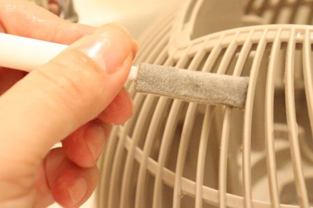 ダイソーの隙間の達人サーキュレータークリーナーの細いスポンジ