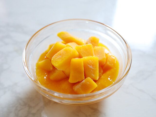 トッピング用に別にして置いた③にレモン汁と約2cm角に切った冷凍マンゴーを和える。