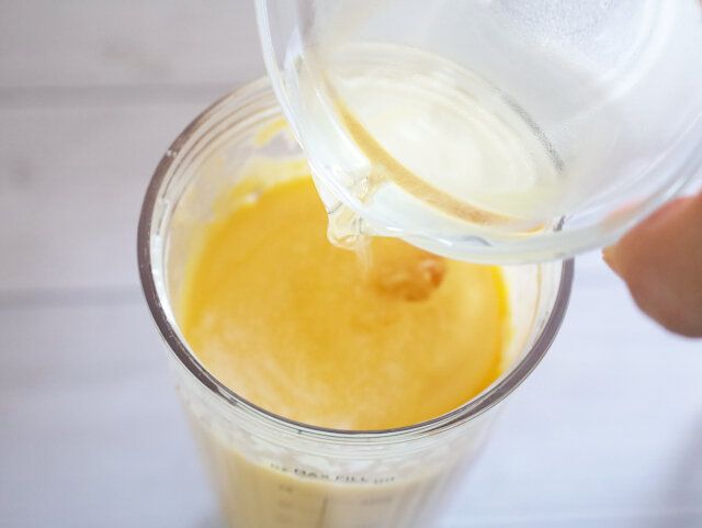 ⑤を加えて、5秒ほど撹拌し、容器に注いで冷蔵庫で3時間、または、固まるまで冷やす。