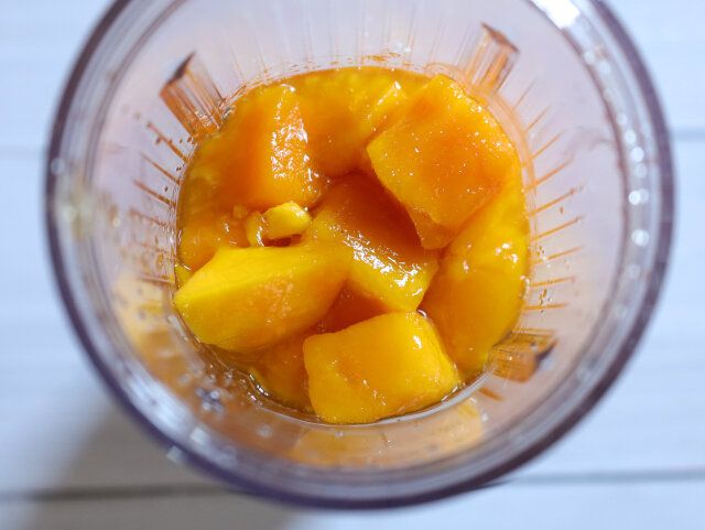 ミキサーに入れ、滑らかになるまで撹拌する。