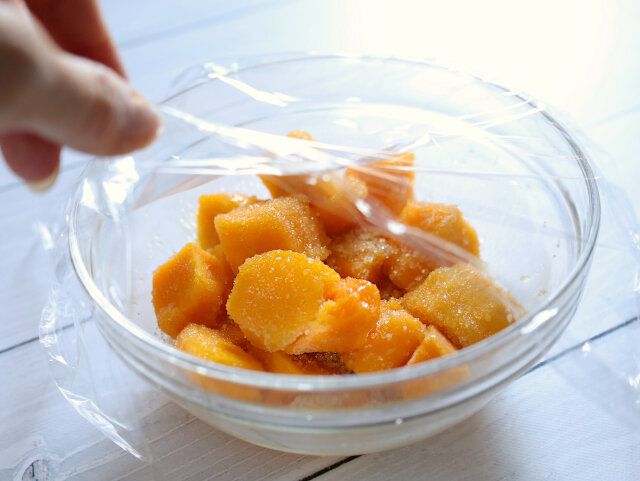 ふわっとラップをかけ、電子レンジ600Wで2分から2分半、加熱する。