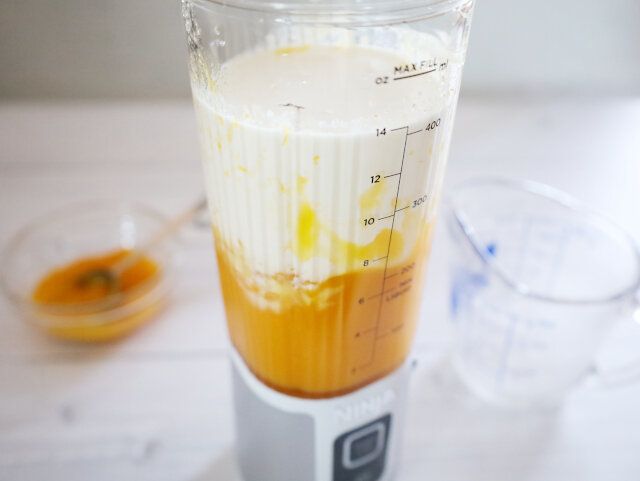 生クリームと牛乳を入れ、再び撹拌する。