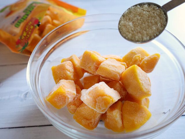 耐熱ボウルに冷凍マンゴーと砂糖を入れて和える。