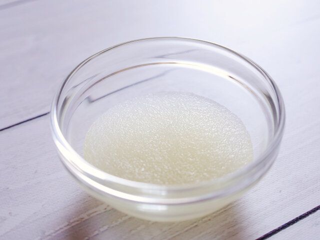 耐熱容器に水大さじ2（分量外）を入れ、上から粉ゼラチンを振り入れて1分ほど待ったら、電子レンジ600Wで30秒加熱する。