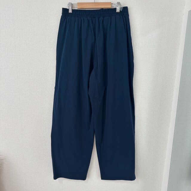ユニクロ ウルトラストレッチアクティブワイドパンツ NAVY 後ろ側