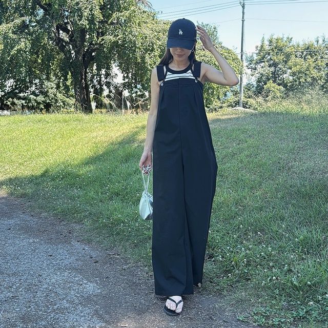 GUのブラックの「タックサロペットパンツ」