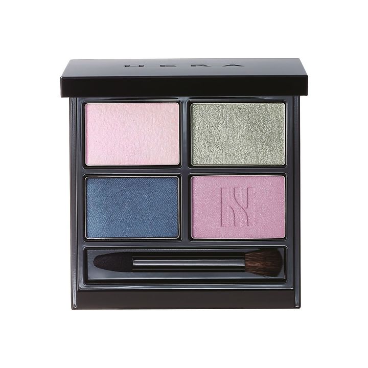 上段にピンクの光を放つホワイトとミルキーなグリーンの2色のグリッターをセット。ブルーやパープルと一緒にビームのような光で遊んで。クァッドアイカラー N 04 ¥7,260（8月15日発売）／HERA（アモーレパシフィックジャパン）