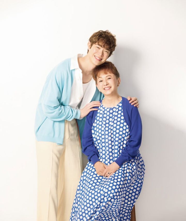 宮沢さん シャツ¥38,500／マーガレット・ハウエル、タンクトップ（2枚パック）¥11,000／カーハート WIP（カーハート WIP ストアトーキョー）、 その他／スタイリスト私物 加賀さん ニットカーディガン¥28,600／タバサ、 ワンピース¥29,700／タバサ ヴォワイヤージュ（ともに株式会社パパス）、その他加賀まりこさん私物