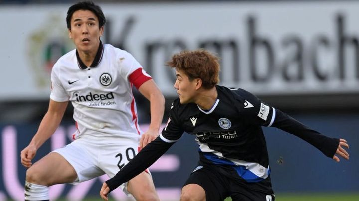 「かつての20番が新20番を歓迎」フランクフルト新加入の堂安律、“大先輩”コーチと談笑