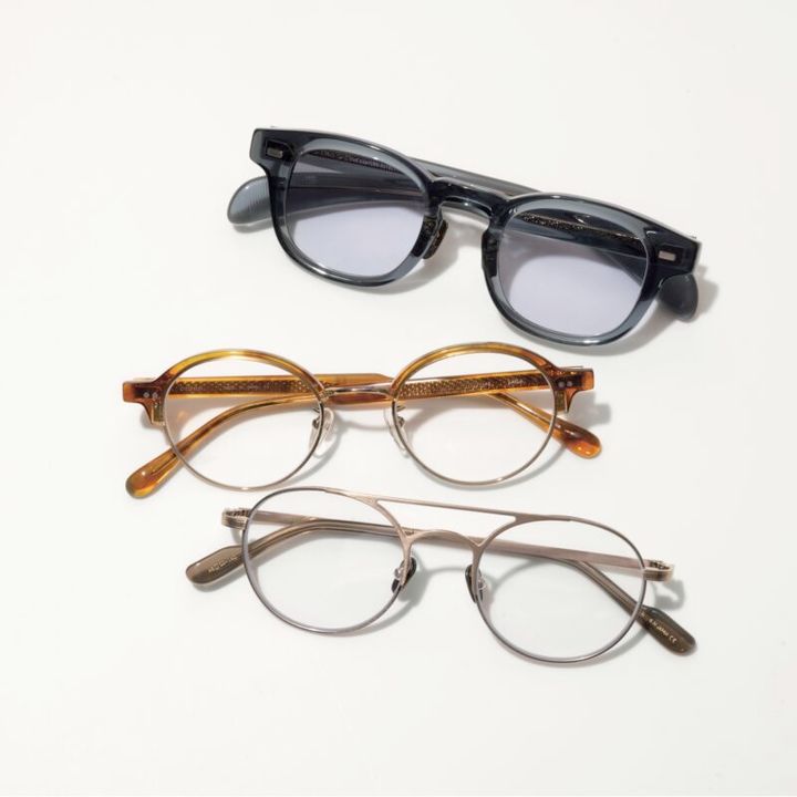 上から、涼しげな目もとに魅せるブルーグレーのフレーム。2万3100円（ザ ベッドフォード ホテル／キングスタ ー） ブラウンメタルのコンビネーションが華やか。4万6200円（プロポ／プロポデザイン） 軽いかけ心地のシルバーメタル。5万5000円（エーシーカーニー／ソスト）