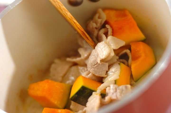 豚バラ肉とカボチャのみそ汁の作り方1