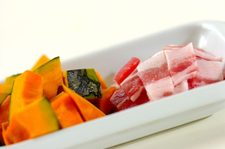 豚バラ肉とカボチャのみそ汁の下準備1