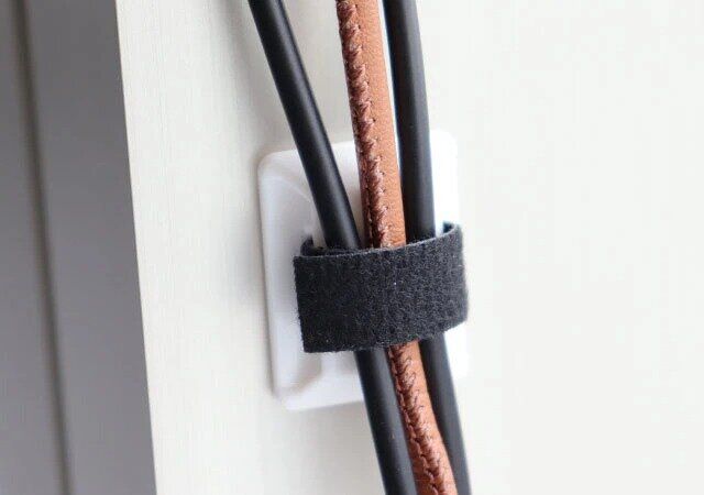 ダイソー ベルト付コードフック（粘着、3個）