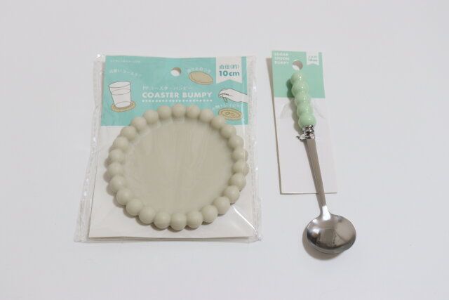 セリアのPPコースターバンピー 10cmとシュガースプーンバンピー H14cmのパッケージ