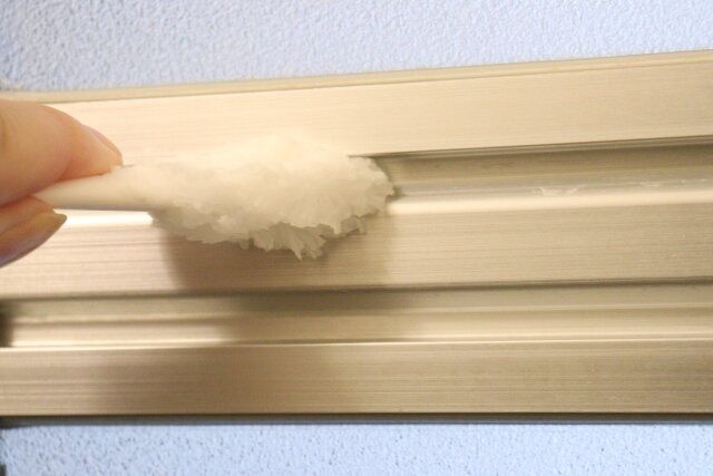 ダイソーの隙間の達人サッシのお掃除モップ（汚れをかき出すヘラ付、2本セット）のモップでお掃除