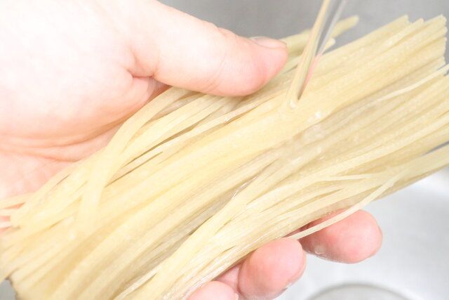 ダイソー韓国冷麺流水でほぐす