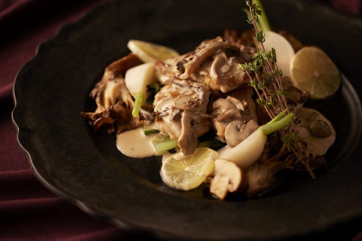 鶏モモ肉のソテーときのこのフリカッセ