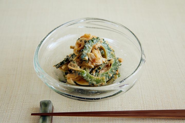 ほろ苦さが日本酒に合う！“ゴーヤーと玉ねぎのピーナッツ酢和え”