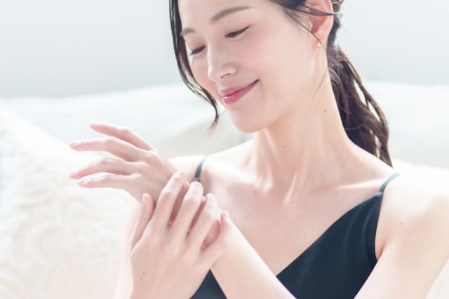 若い女性 ハンドケア スキンケア マッサージ 